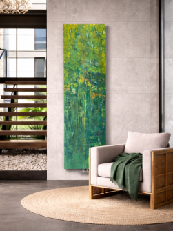 A modern enteriőr falán egy függőleges elhelyezésű MY DREAM Art radiátor látható zöld és türkiz árnyalatú absztrakt mintával, festményszerű megjelenéssel.