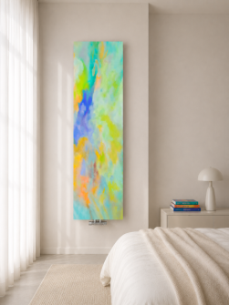A modern enteriőr falán egy függőleges elhelyezésű NORT ANGEL Art radiátor látható pasztellszínű absztrakt mintával és festményszerű megjelenéssel.