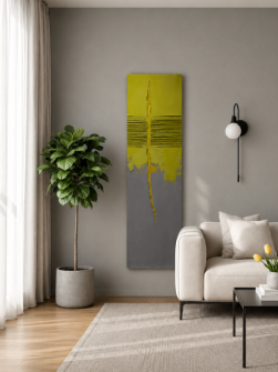 A nappli falán egy függőleges kialakítású SPIRIT design kőradiátor látható zöld és szürke árnyalatú absztrakt mintával, texturált felülettel.